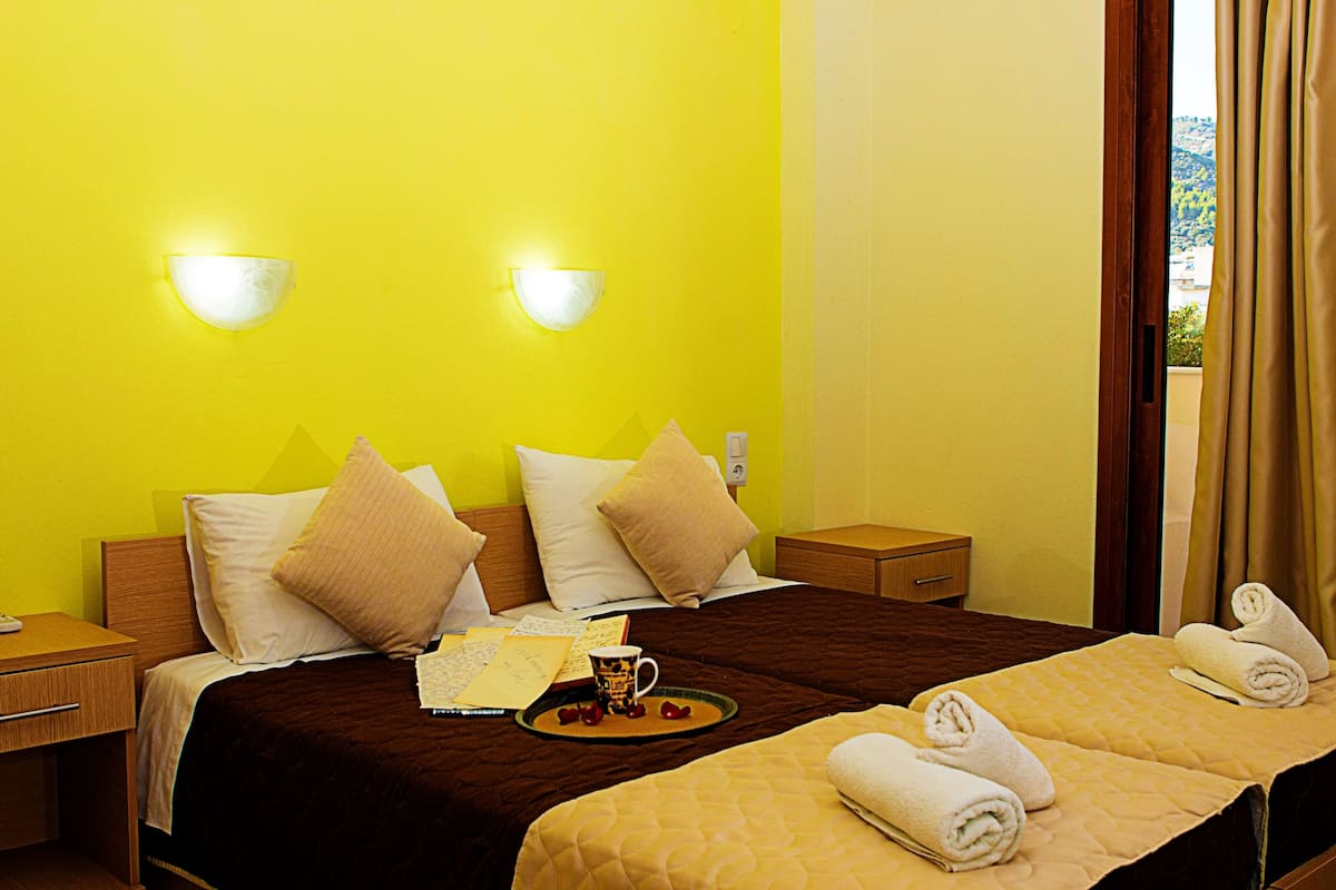 Studio | Hypo-allergenic bedding, in-room safe, desk, laptop workspace