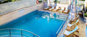 Outdoor pool, pool umbrellas, pool loungers - Anthena Studios (Skiathos)