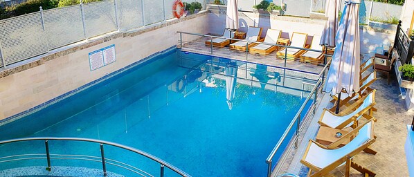 Outdoor pool, pool umbrellas, sun loungers