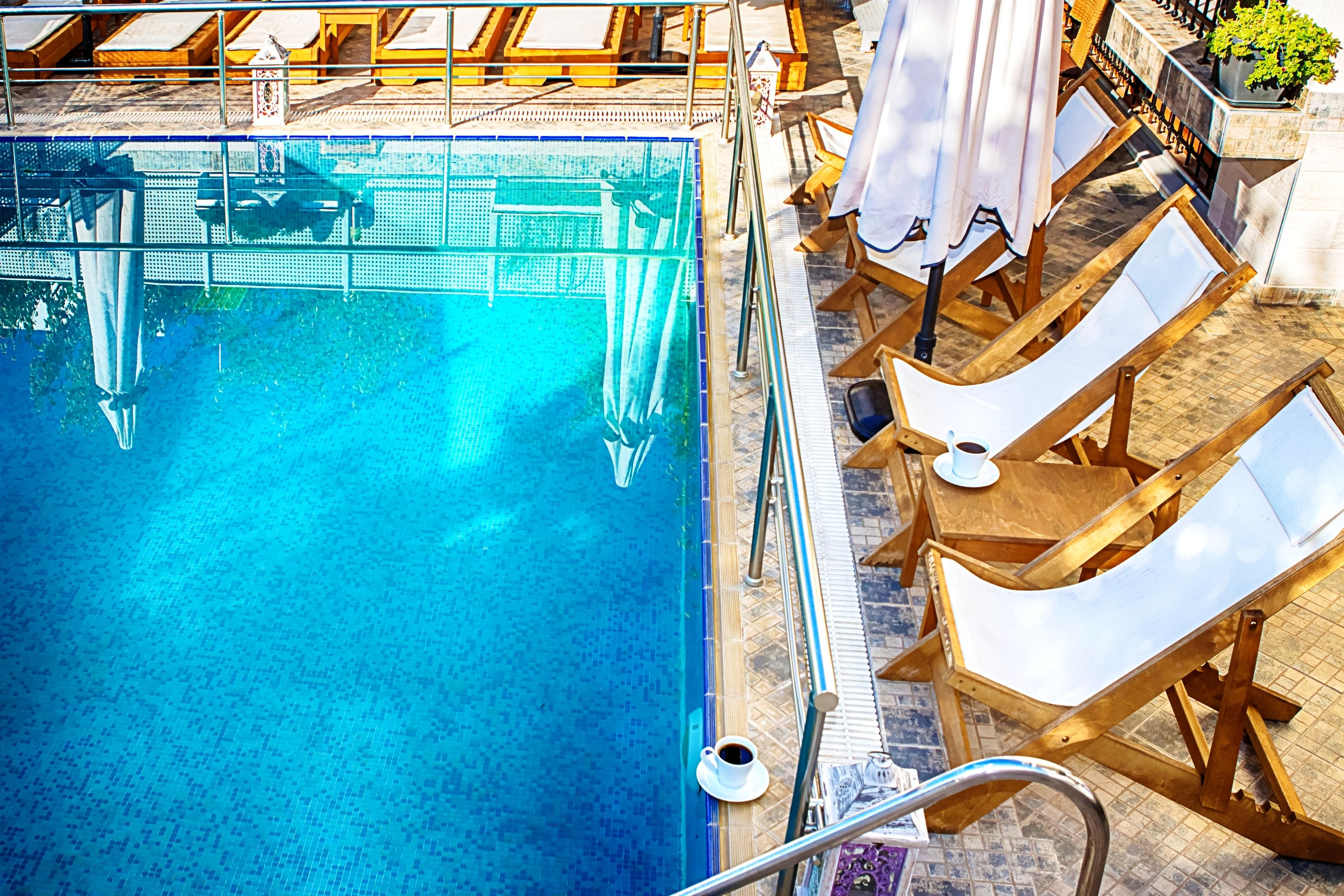 Hồ bơi ngoài trời, dù/ô trên bãi biển/hồ bơi, ghế dài tắm nắng 