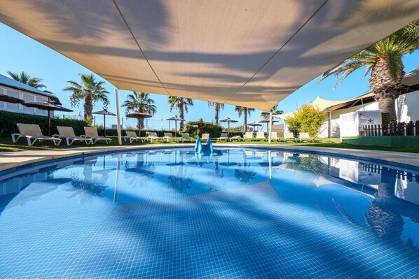 Indoor pool, 3 outdoor pools