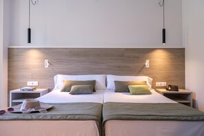 Caja fuerte, escritorio, cortinas opacas y wifi gratis