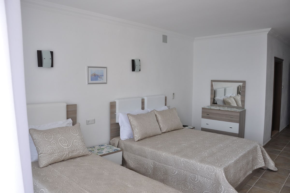 Deluxe Triple Room, Sea View | Premium bedding, in-room safe, iron/ironing board, bed sheets