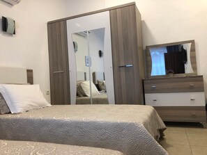 Ropa de cama de alta calidad y caja de seguridad en la habitación 