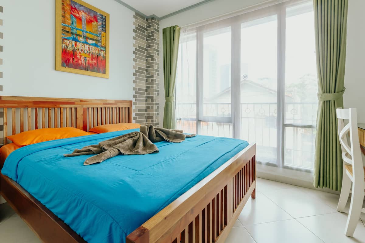 1 bedroom, desk, blackout curtains, soundproofing