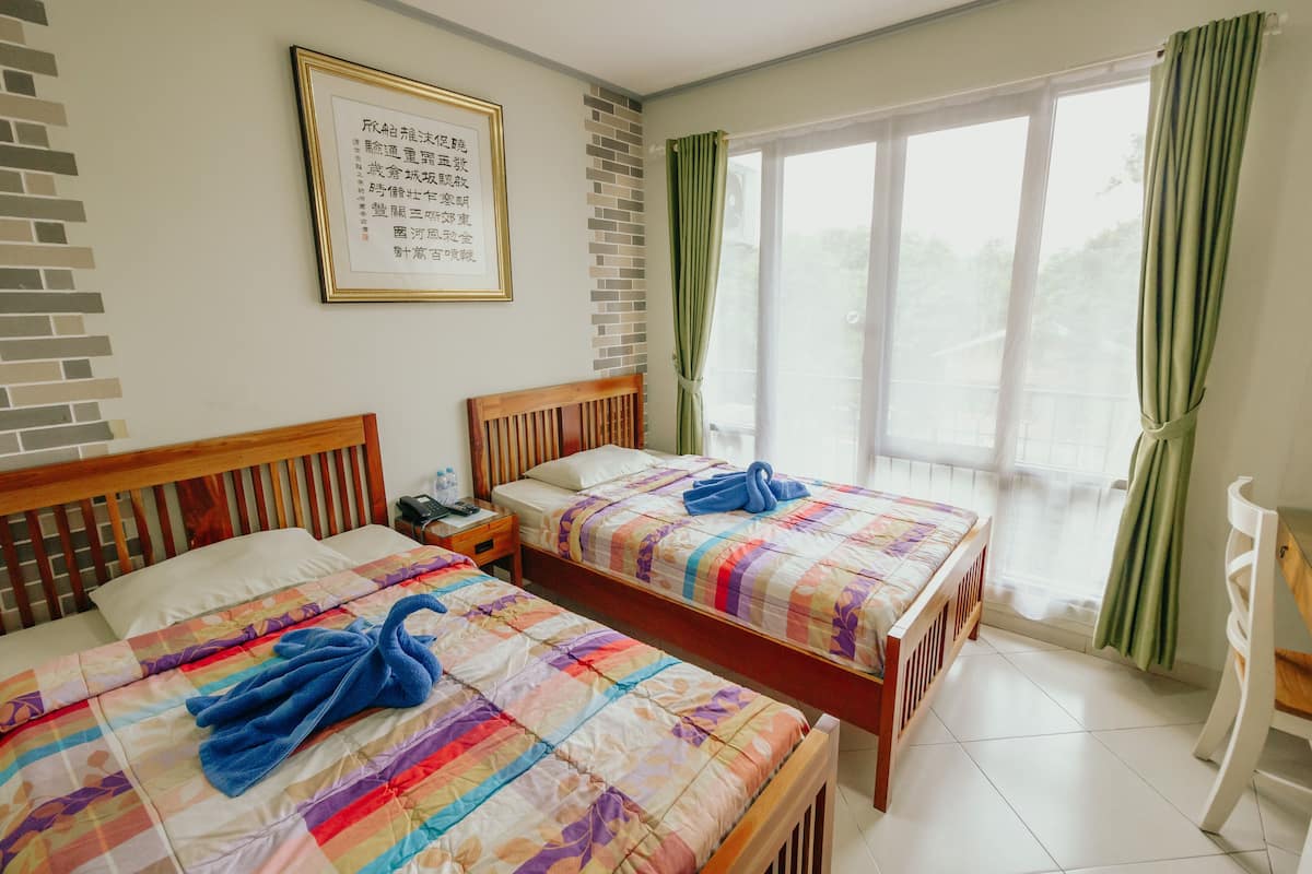 1 bedroom, desk, blackout curtains, soundproofing