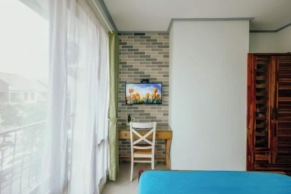 1 bedroom, desk, blackout drapes, soundproofing