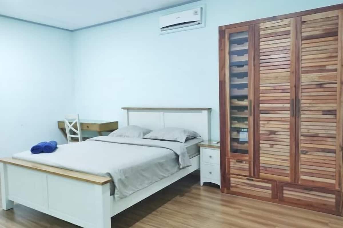 1 bedroom, desk, blackout drapes, soundproofing