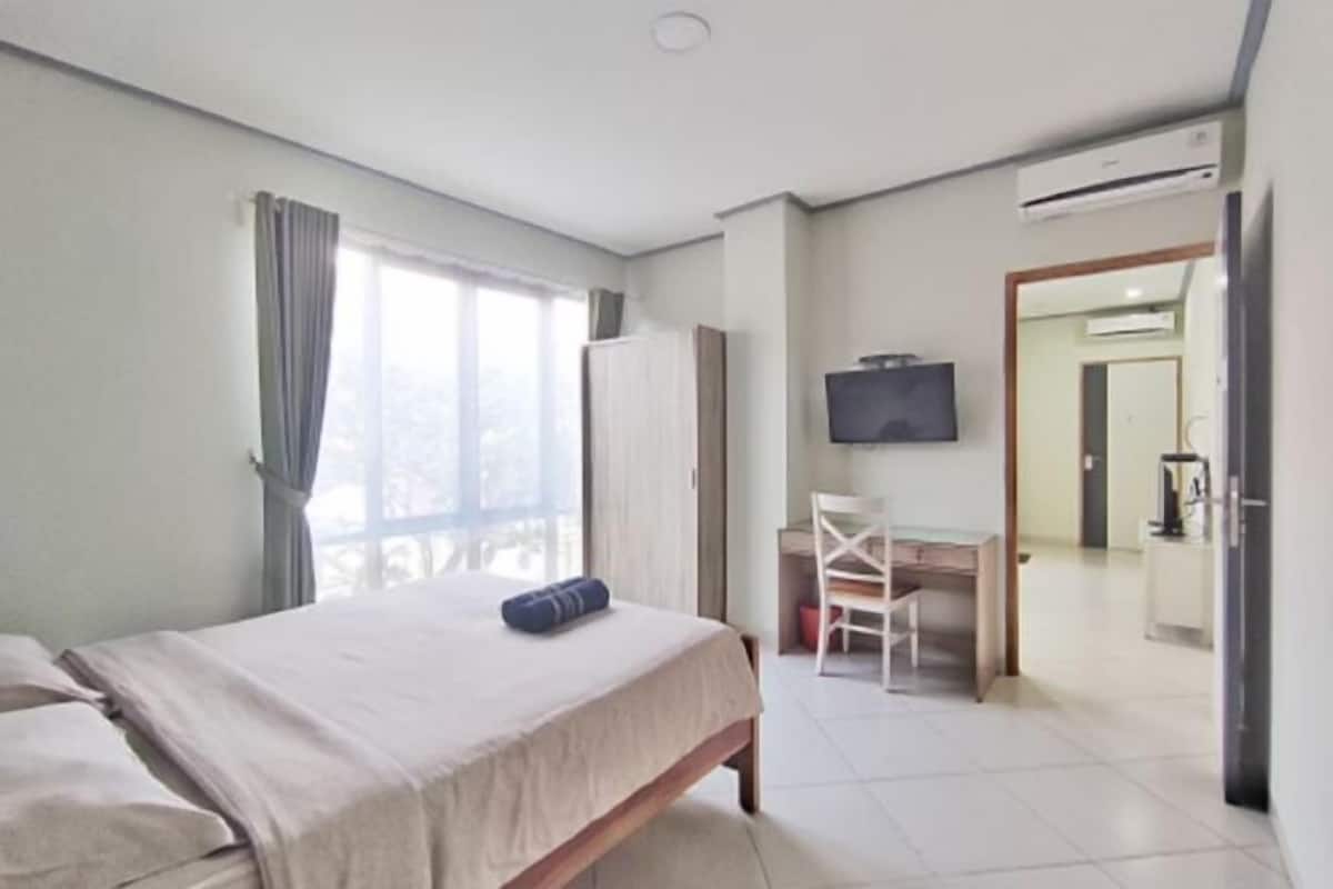 1 bedroom, desk, blackout drapes, soundproofing