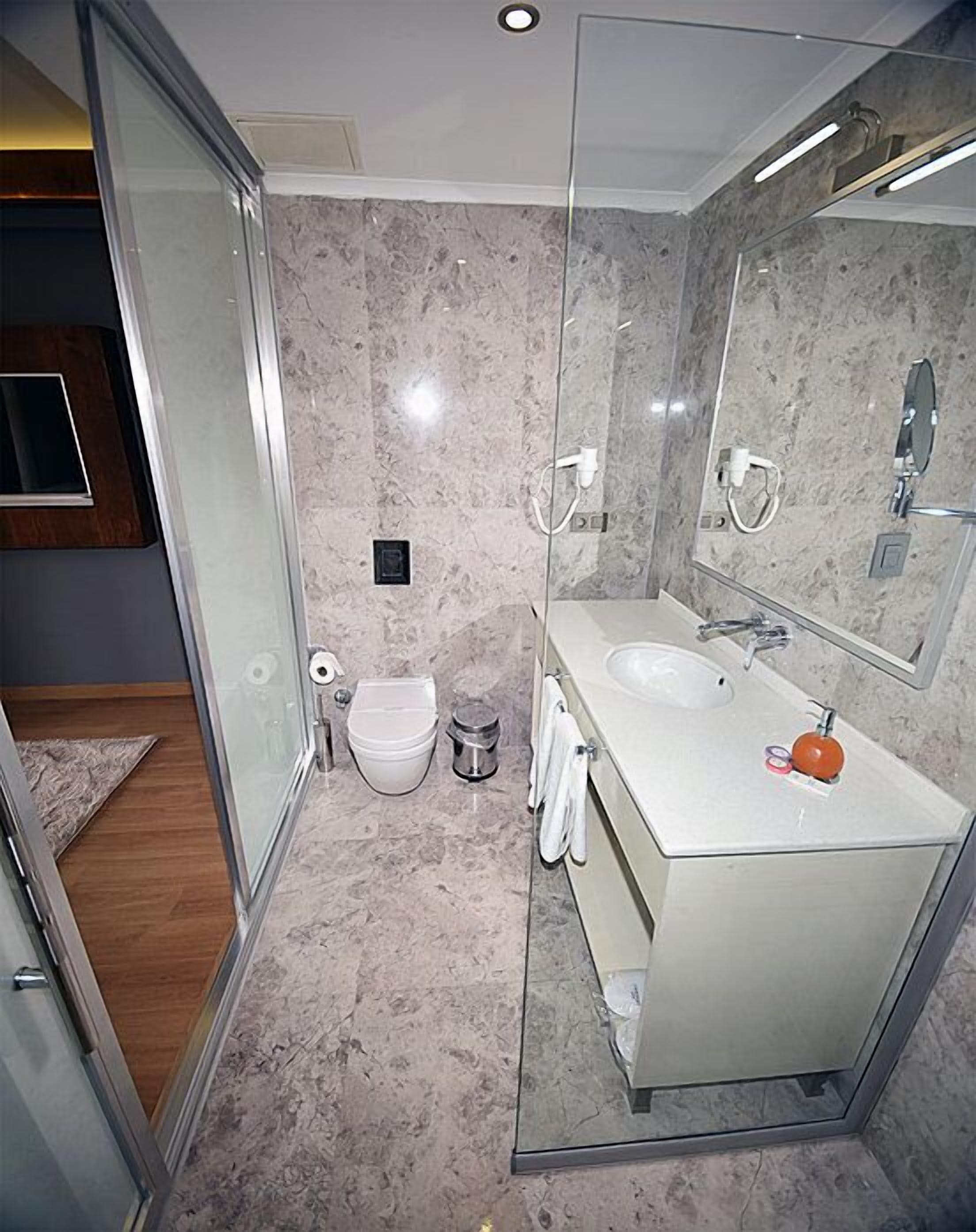deluxe double or twin room, balcony | bathroom | shower, free toiletries, hair dryer, slippers