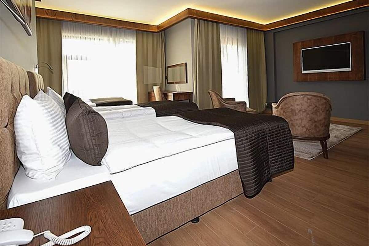 Dobbelt- eller tomannsrom – deluxe, balkong | Sengetøy i egyptisk bomull, sengetøy av topp kvalitet og minibar