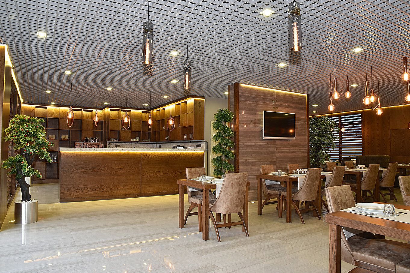 2 restaurants, breakfast served