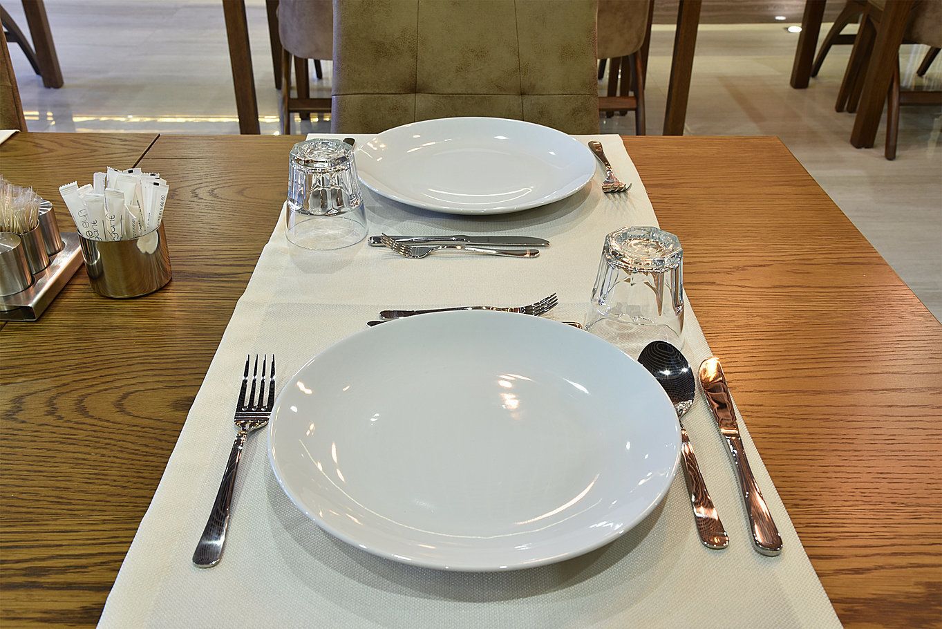 2 restaurants, breakfast served