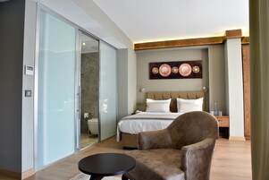 埃及棉床单、高档床上用品、迷你吧、客房内保险箱