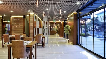 2 restaurants; breakfast, lunch, dinner and brunch served