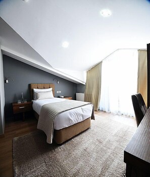 ห้องซิงเกิล (Attic) | ผ้าปูที่นอนฝ้ายอียิปต์, เครื่องนอนระดับพรีเมียม, มินิบาร์