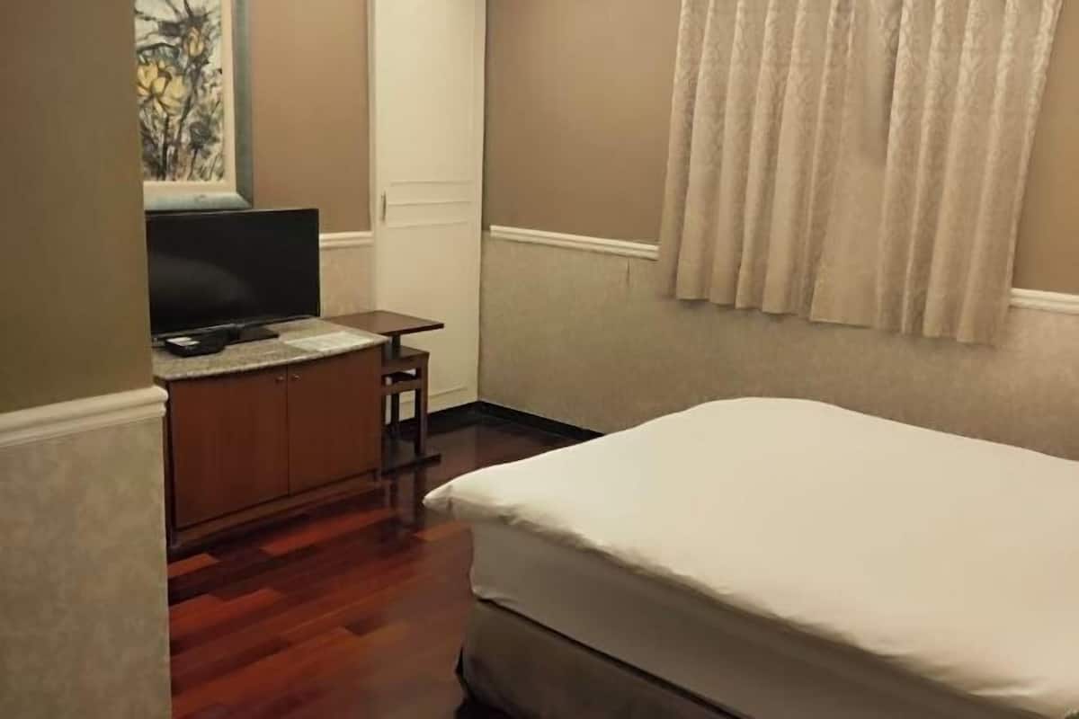 Premium bedding, down duvets, desk, blackout curtains