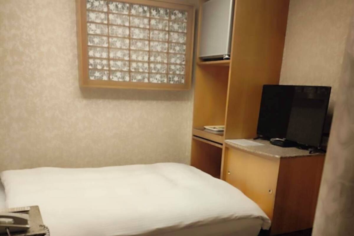 經濟雙人房 | 高級寢具、羽絨被、書桌、遮光窗簾/窗簾