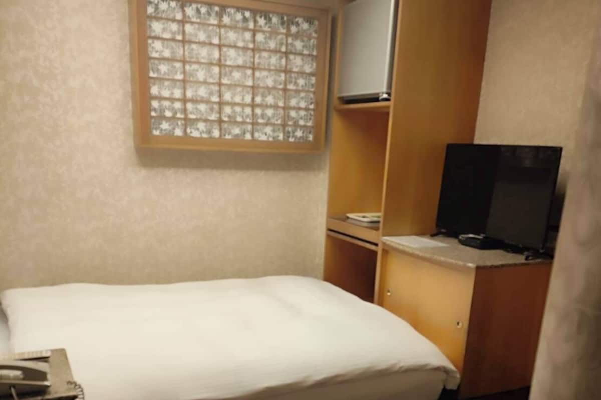 Economy Double Room | Peralatan tempat tidur premium, gebar bulu kapas, meja