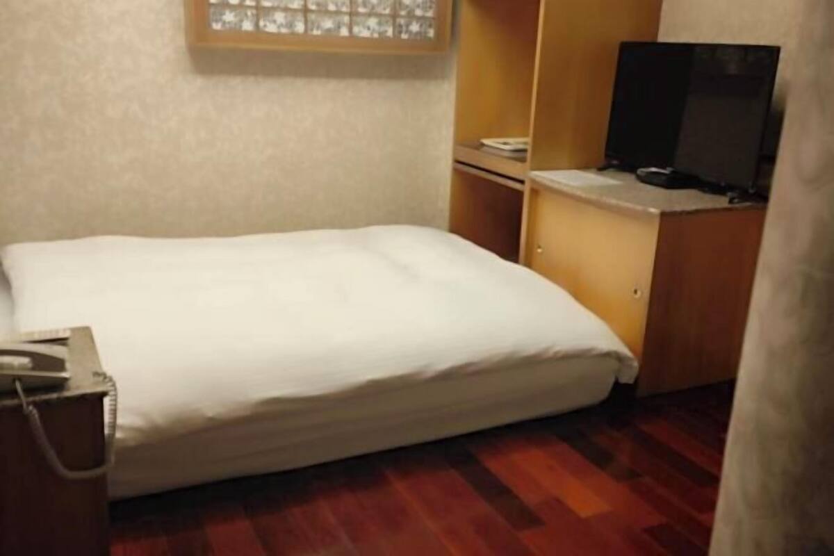 高級寢具、羽絨被、書桌、遮光窗簾/窗簾
