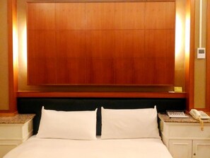 コンフォート ダブルルーム | 高級寝具、羽毛の掛け布団、デスク、遮光カーテン