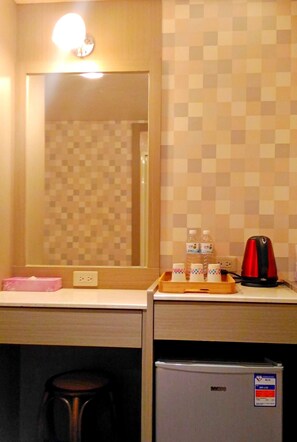 Seprai premium, selimut bulu angsa, meja kerja, dan tirai kedap cahaya
