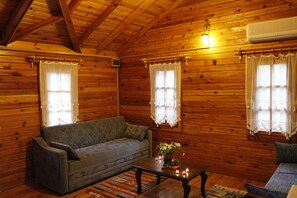 Deluxe-Bungalow | Wohnbereich | LCD-Fernseher