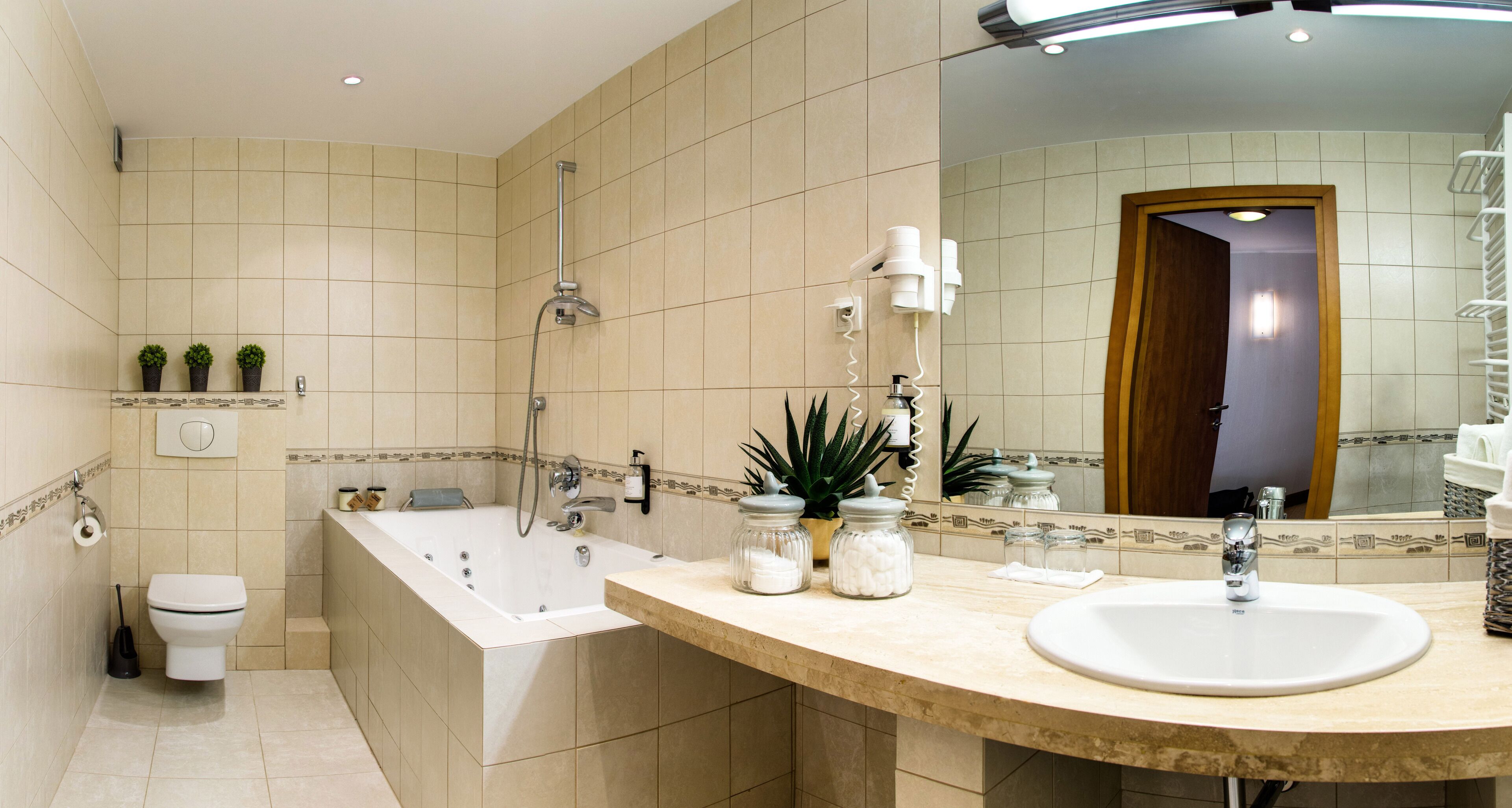apartament typu standard | bathroom | rainfall showerhead, free toiletries, hair dryer, bathrobes
