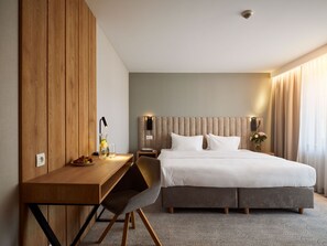 Pokój z lózkiem typu king size i rozkladana sofa | Ropa de cama de alta calidad, edredón y camas Tempur-Pedic 