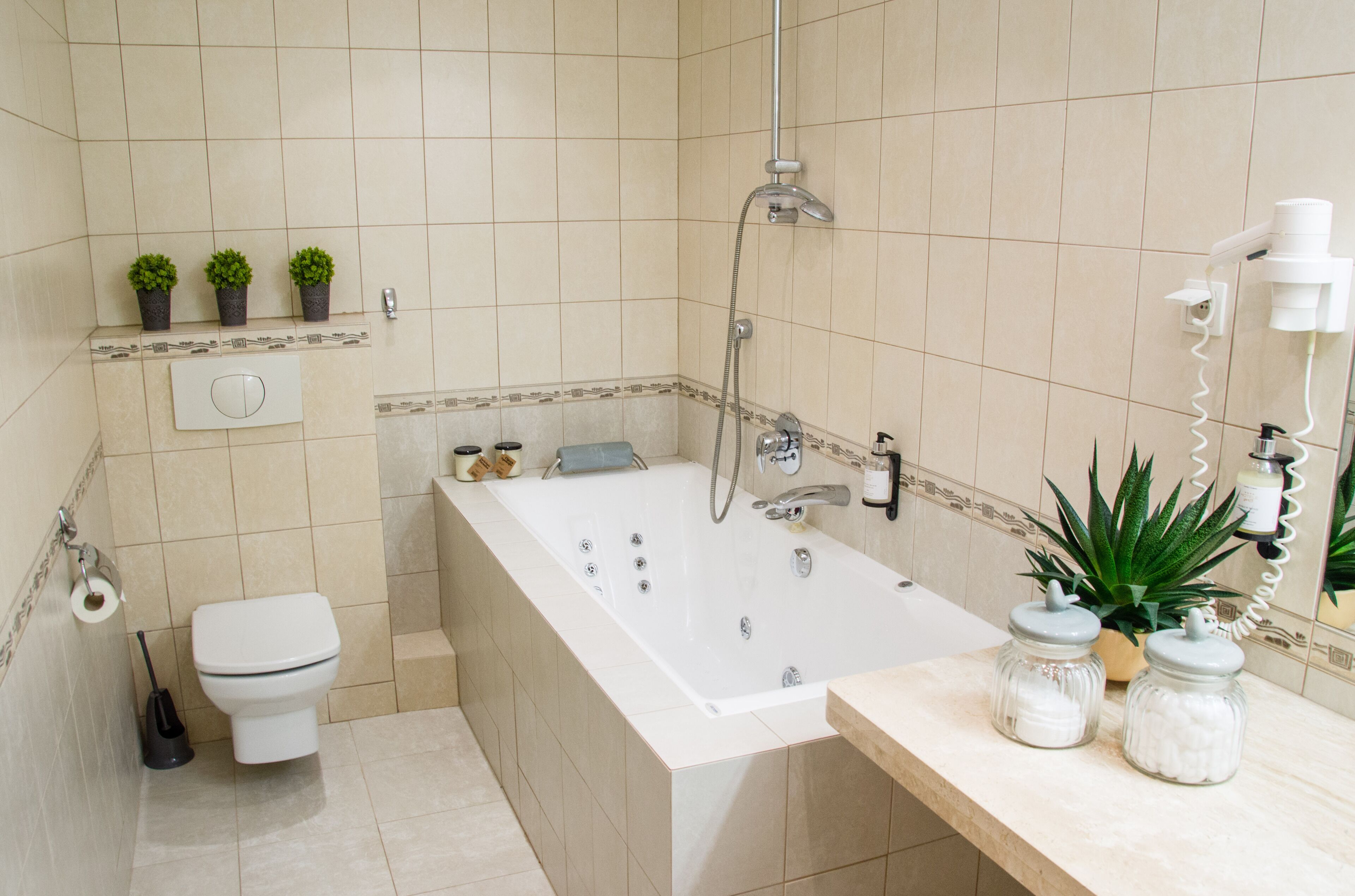 Une salle de bain avec une baignoire, des toilettes et un lavabo.