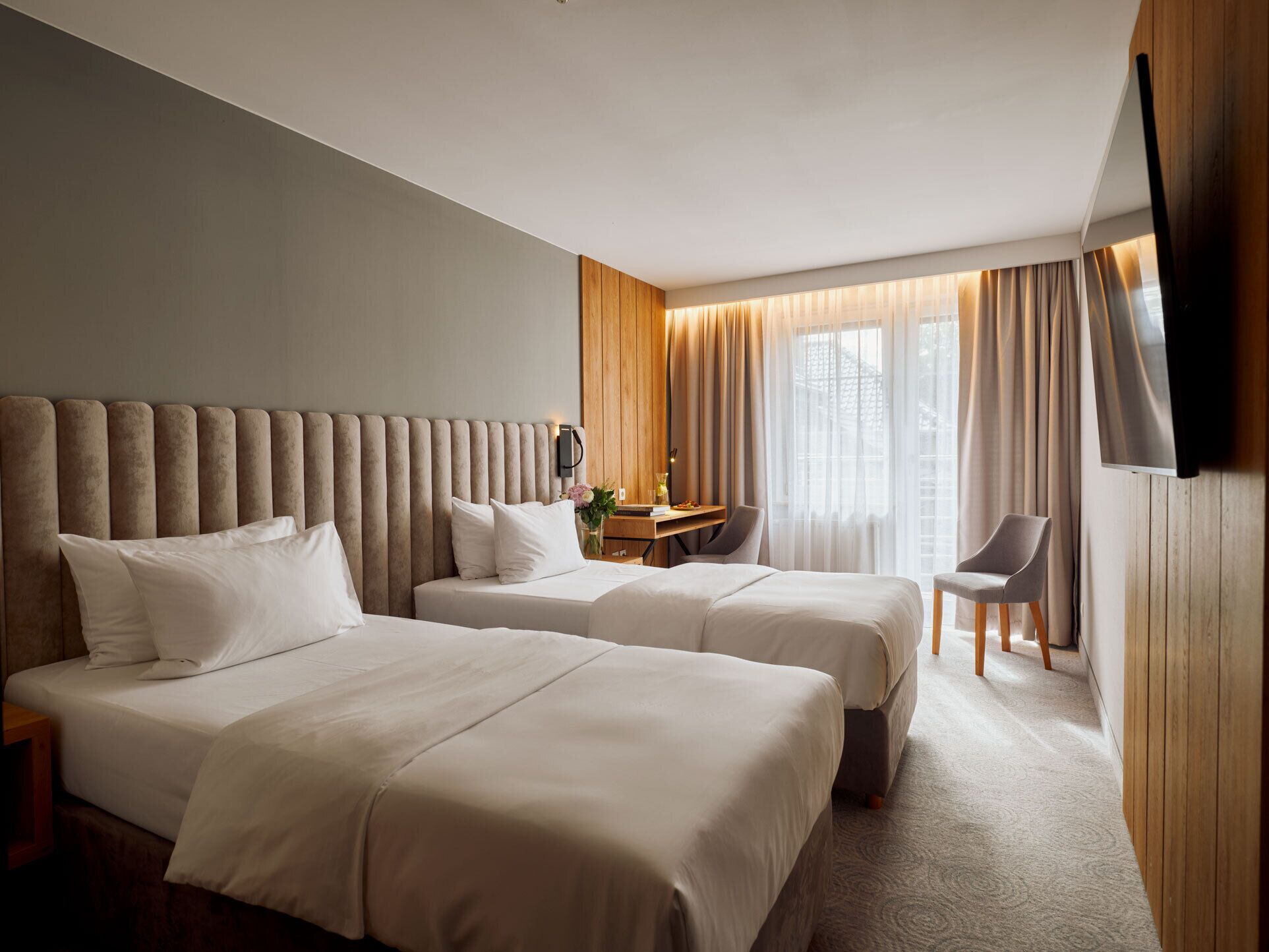 Pokój standard z dwoma lózkami pojedynczymi | Ropa de cama de alta calidad, edredón y camas Tempur-Pedic 