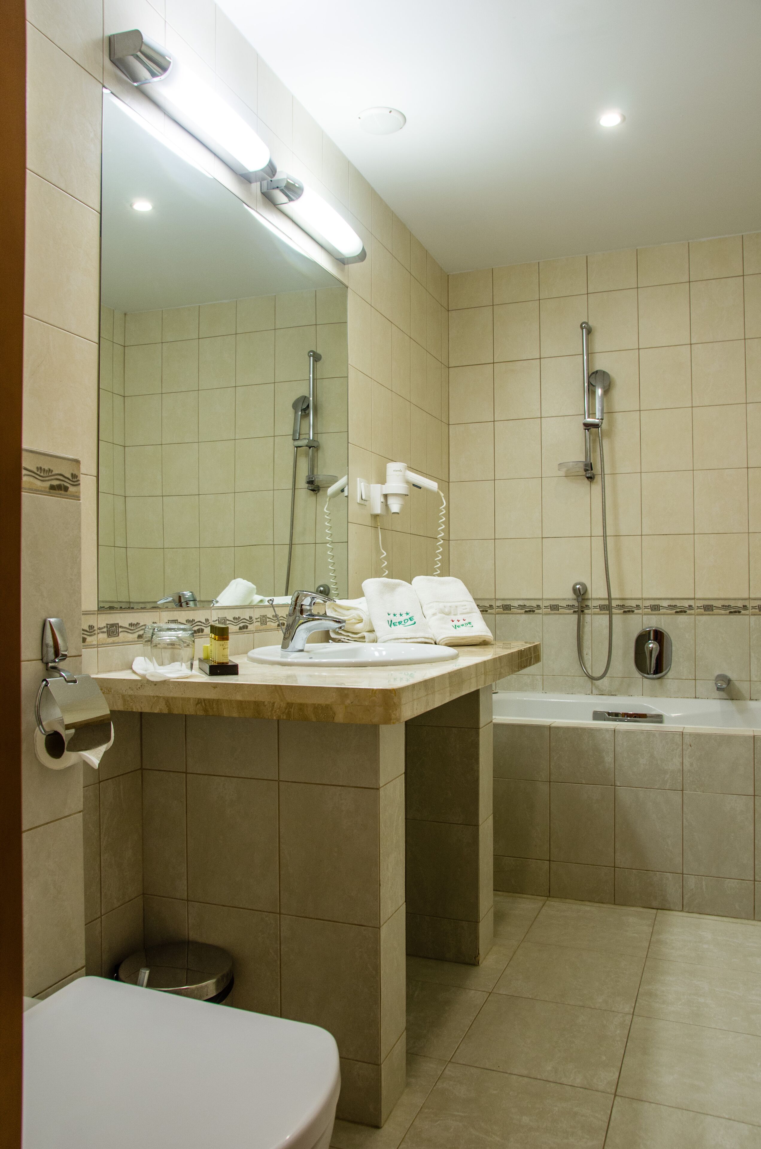 Un baño con inodoro, lavabo y bañera.