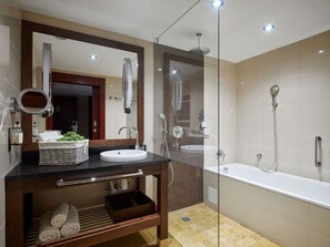 Pokój typu Deluxe z lózkiem typu king size i balkonem | Bộ đồ giường cao cấp, chăn bông, nệm Tempur-Pedic 