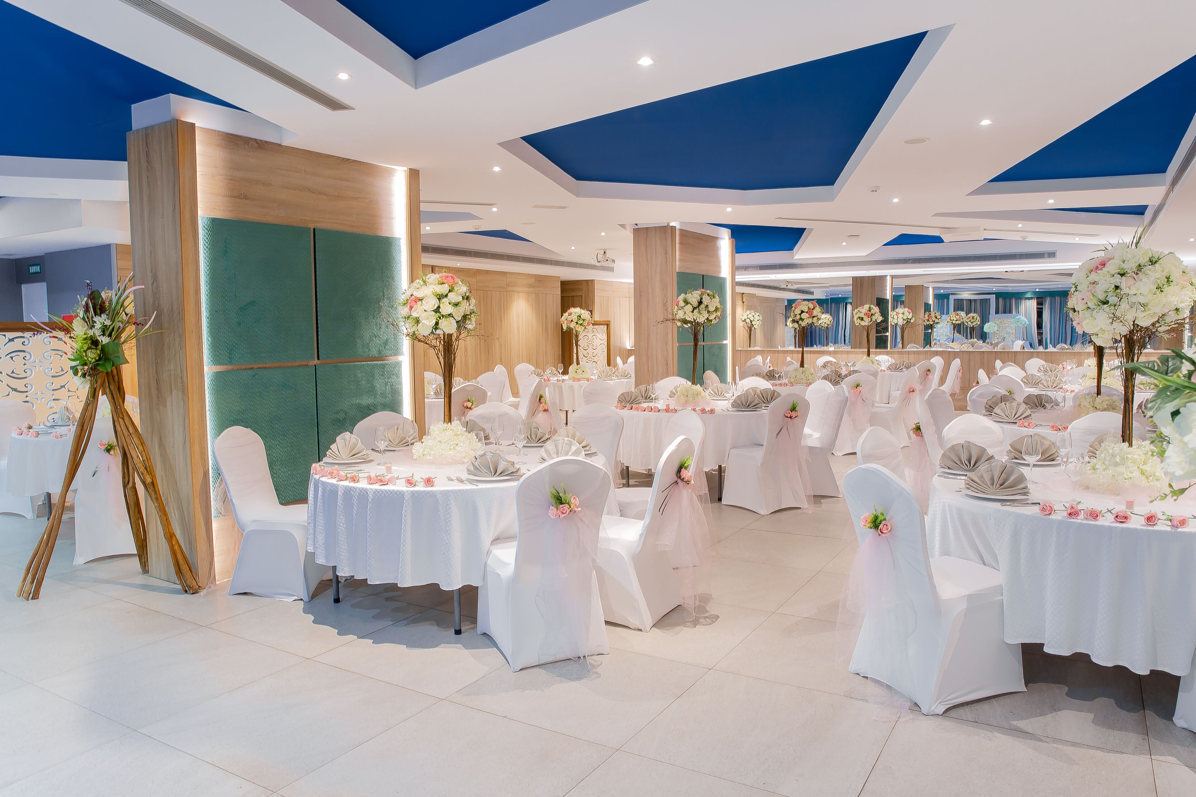 breakfast and dinner served, international cuisine