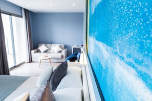 Habitación ejecutiva, vistas al mar | Zona de estar | Una televisión de plasma