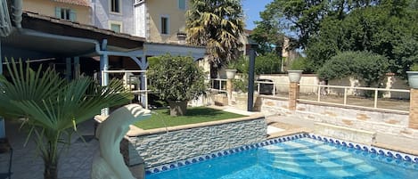 Piscine extérieure en saison, chaises longues