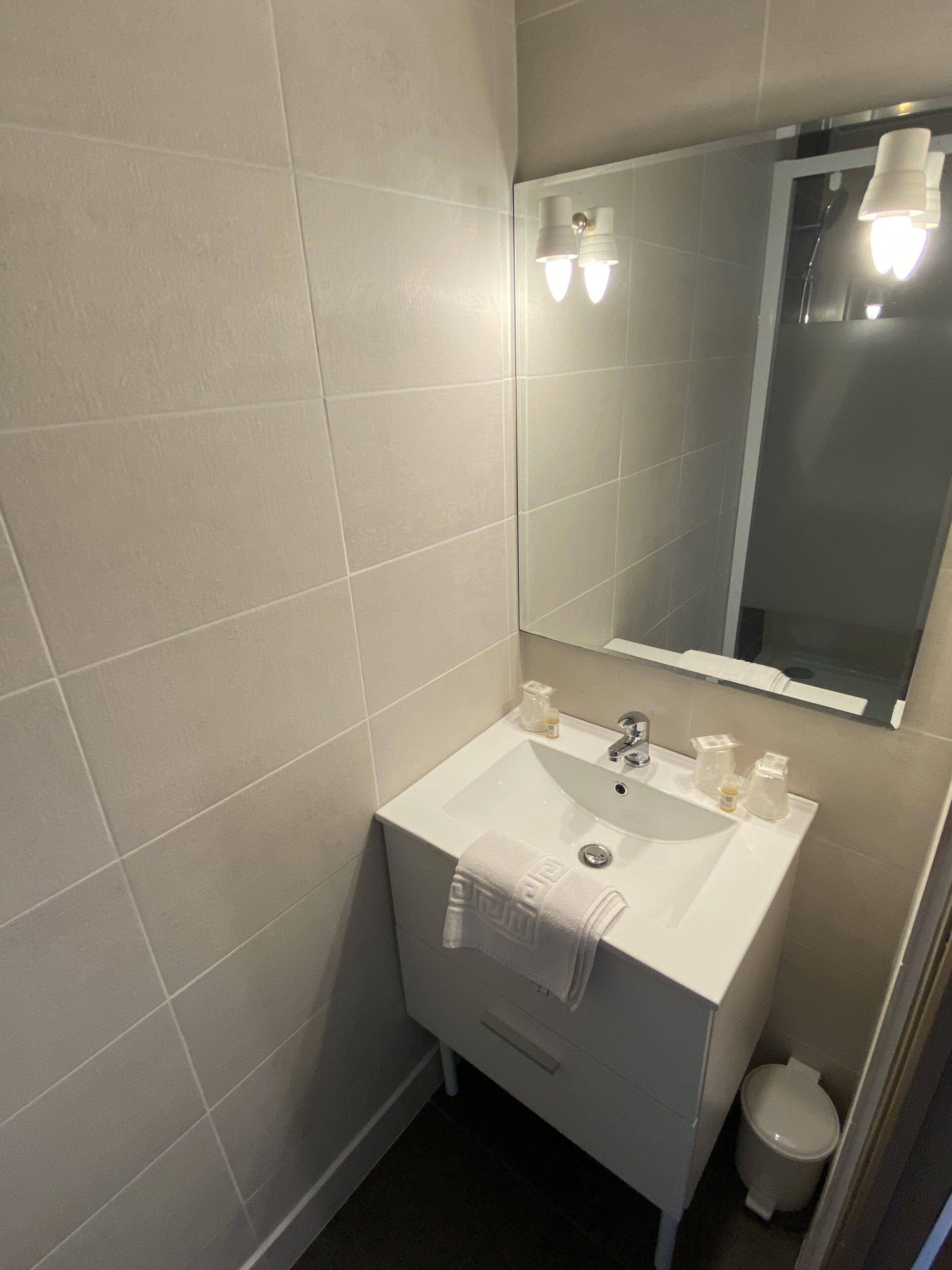 chambre triple standard, côté cour intérieure, 1er étage | bathroom | shower, free toiletries, towels