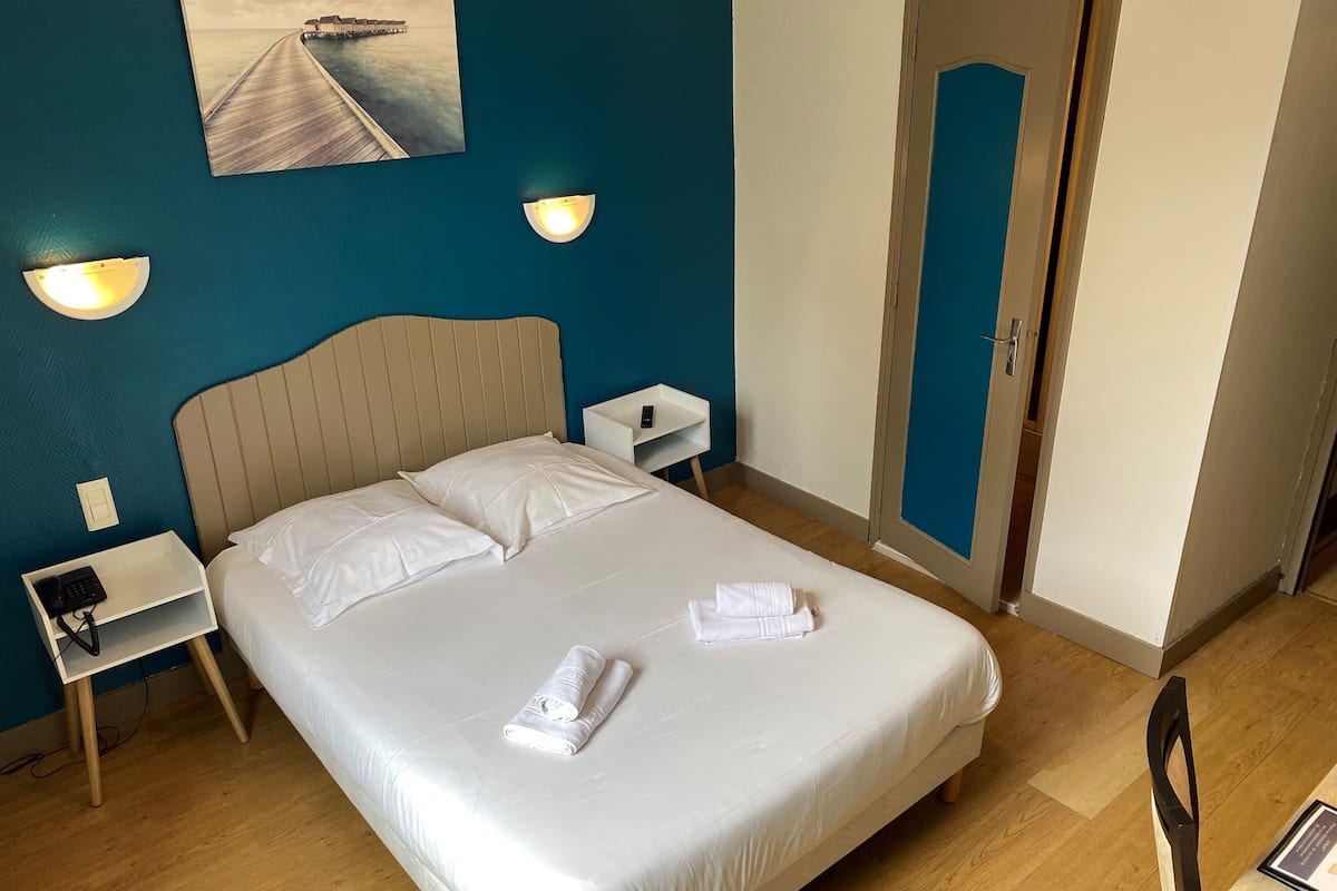 Chambre Double Standard, cÎté cour intérieure, 1er étage ou 2Úme étage | Décoration personnalisée, ameublement personnalisé, bureau