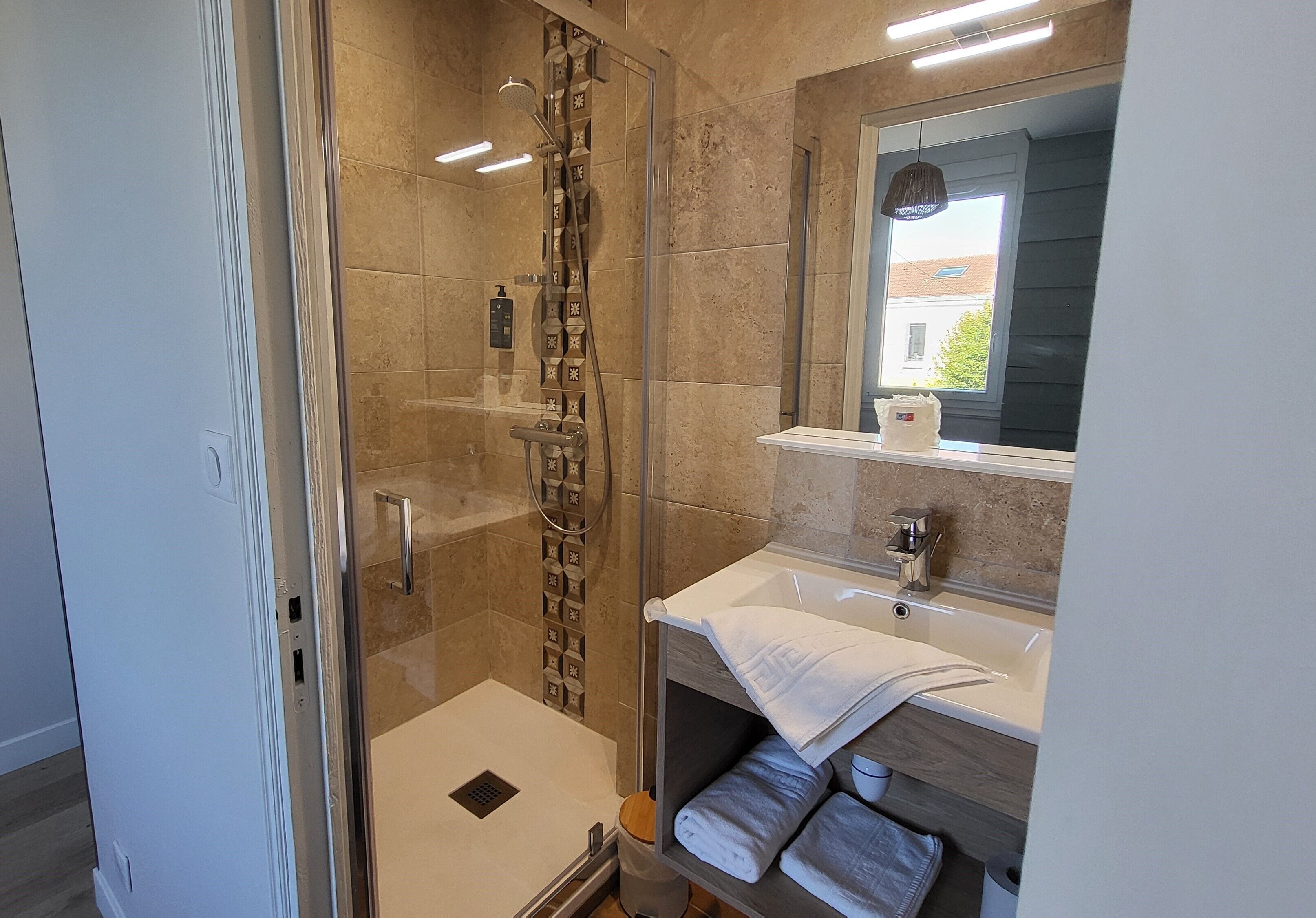 chambre double économique, 1 lit double, vue ville, 2ème étage | bathroom | shower, free toiletries, towels