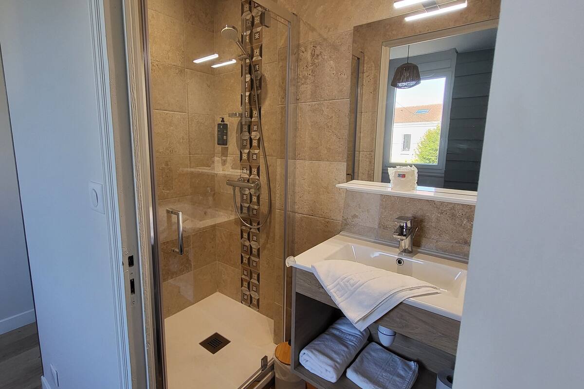 chambre double économique, 1 lit double, vue ville, 2ème étage | bathroom | shower, free toiletries, towels