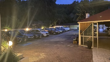 Parking sans voiturier (5.00 EUR par séjour)