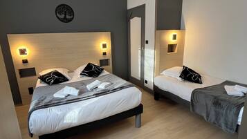 Standaard driepersoonskamer | Individueel gedecoreerd, individueel gemeubileerd, een bureau