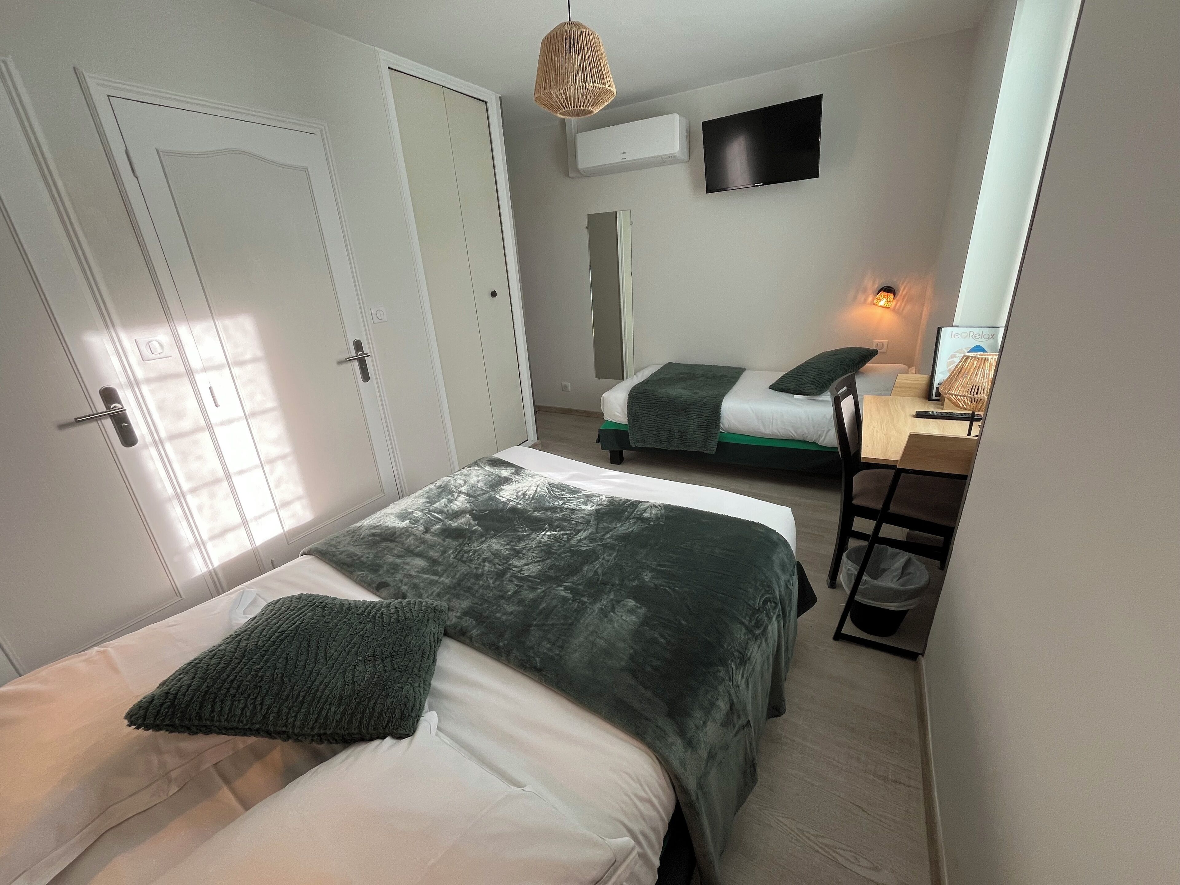 Chambre Triple Standard, côté cour intérieure, 1er étage