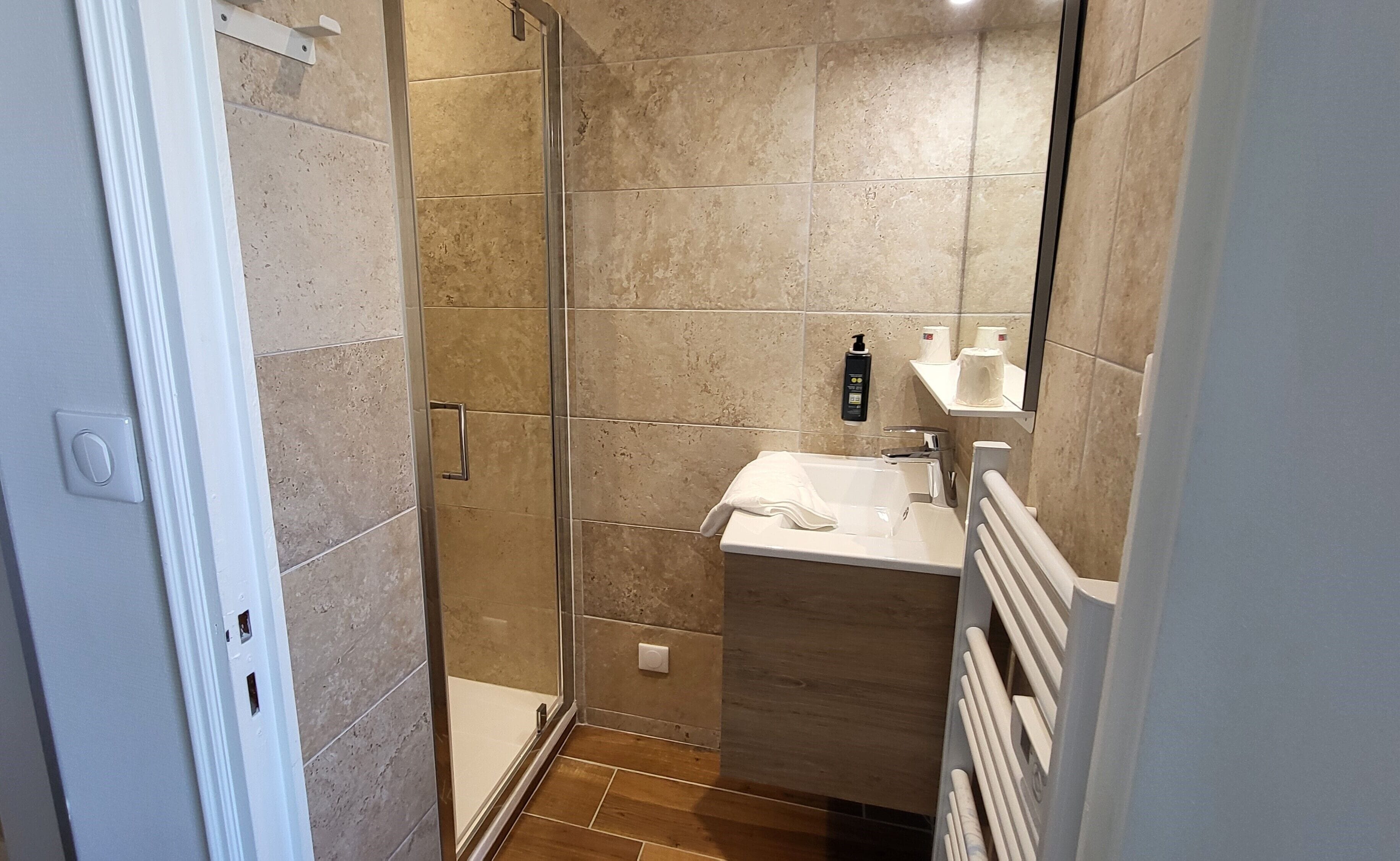 chambre double économique, 1 lit double, vue ville, 2ème étage | bathroom | shower, free toiletries, towels