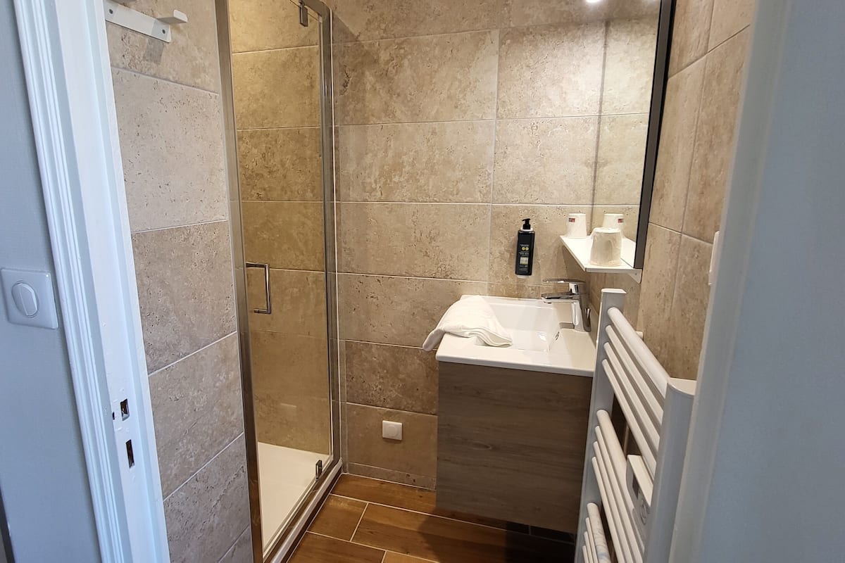 chambre double économique, 1 lit double, vue ville, 2ème étage | bathroom | shower, free toiletries, towels