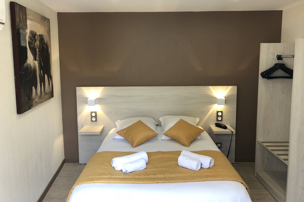 Habitación doble superior, patio, junto a la alberca | Escritorio, cunas, wifi gratis y decoración personalizada