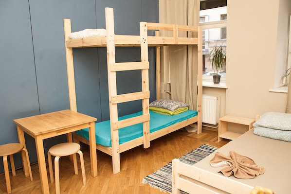 Studio Keluarga, Beberapa Tempat Tidur | Setrika/meja setrika, Wi-Fi gratis, dan seprai linen