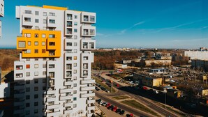 A multi-story building with balconies and a parking lot in the foreground. - Elite Apartments Seaview Horyzont (Gdansk)
