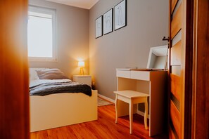 Departamento | 1 habitación, escritorio, tabla de planchar con plancha y cunas 