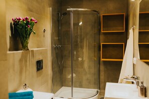 Apartment | Bathroom | Shower, hair dryer, towels - Elite Apartments Seaview Horyzont (Gdansk)